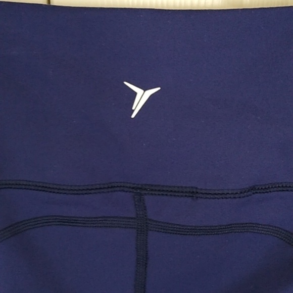 Old Navy Active Go-Dry Fitted High Waist Mesh Inset Leggings in Navy - Picture 6 of 13